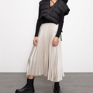 Zara woman pleated skirt 👗